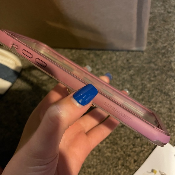 IPHONE 11 PRO MAX LIFE PROOF CASE. - Picture 2 of 4